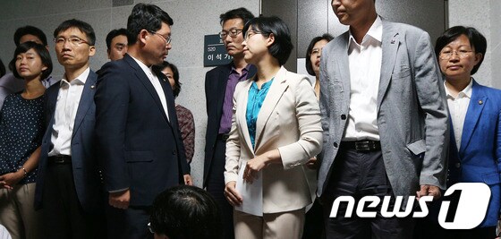 국가정보원과 검찰이 내란예비음모 등 혐의로 이석기 통합진보당 의원의 주거지 등 10곳에 대해 전격 압수수색을 실시한 28일 통합진보당 이정희 대표와 소속 의원들이 국회 의원회관 이석기 의원 사무실 앞에서 기자회견을 가진 뒤 침통한 표정을 짓고 있다.이 대표는 이 자리에서