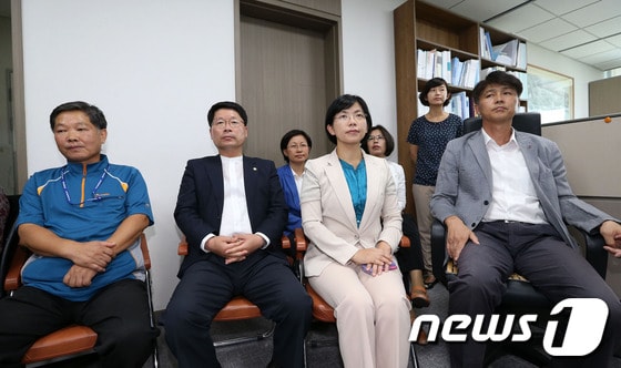국가정보원과 검찰이 내란예비음모 등의 혐의로 이석기 통합진보당 의원의 주거지 등 10곳에 대해 전격 압수수색을 실시한 28일 통합진보당 이정희 대표와 소속 의원 및 관계자들이 국회 의원회관 이석기 의원 집무실 앞에 앉아 압수수색을 막고 있다. 2013.8.28/뉴스1 © News1 오대일 기자
