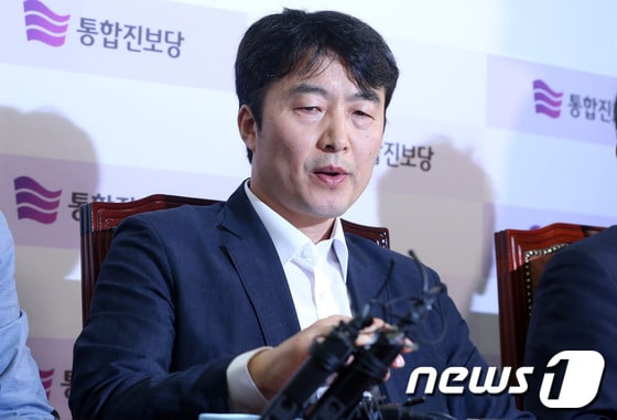 국가정보원으로부터 내란음모 혐의를 받고 있는 이석기 통합진보당 의원이 29일 오전 서울 여의도 국회에서 열린 통합진보당 최고위원회의에서 발언을 하고 있다. 2013.8.29/뉴스1 © News1   송원영 기자