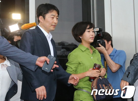 국가정보원으로부터 내란음모 혐의를 받고 있는 이석기 통합진보당 의원이 29일 오전 서울 여의도 국회에서 최고위원회의를 마치고 김재연 의원과 함께 국정원의 압수수색이 진행중인 의원회관 사무실로 가고 있다. 2013.8.29/뉴스1 © News1 송원영 기자