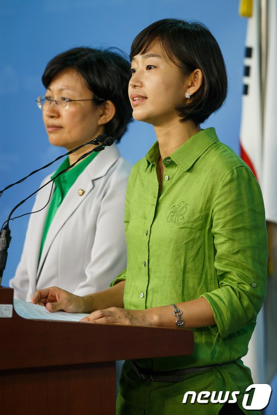 통합진보당 김재연(오른쪽), 김미희 의원이 29일 오전 서울 여의도 국회 정론관에서 기자회견을 열고 자신들이 내란음모 혐의를 받고 있는 지하조직의 일원이라는 일부 언론보도에 대해 강력히 항의하며 이후 명예훼손 등 법적대응에 나서겠다고 밝히고 있다. 2013.8.29/뉴스1 © News1 유승관 기자
