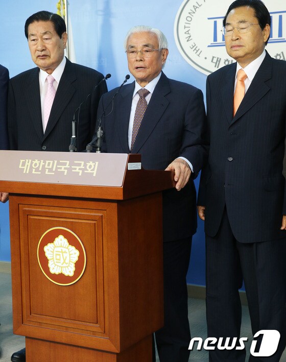 대한민국헌정회 목요상 회장과 임원들이 29일 국회 정론관에서 기자회견을 열고 &#39;내란음모&#39; 혐의를 받고 있는 통합진보당과 이석기 의원에 대한 철저한 수사와 퇴출을 주장하고 있다. 2013.8.29/뉴스1 © News1 오대일 기자
