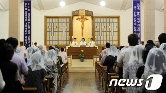 천주교 청주교구 사제 118인은 29일 오후 7시30분께 청주시 상당구 내덕동 주교좌성당에서 시국미사를 진행한 후 시국선언을 발표했다. 2013.8.29 김용빈 기자© News1 