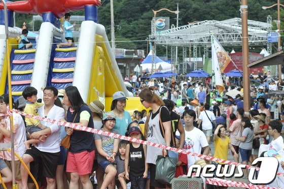 3일 화천 사내면 사창리 일원에서 토마토 축제가 성황리에 열리고 있다© News1 홍성우 기자  