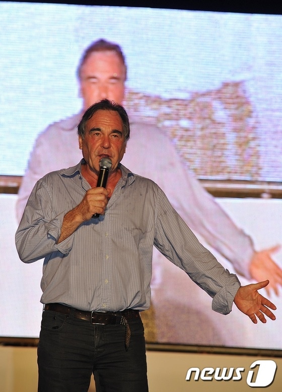 영화 '플래툰' 'JFK' 를 만든 올리버 스톤 감독이 3일 제주시 탑동 광장에서 열린 범국민문화제 '강정! 생명평화를 노래하라!' 콘서트에 참석해 연설을 하고 있다. 이날 올리버 스톤 감독은 제주해군기지가 미국의 군사기지로 이용될 가능성이 높다고 우려했다. 2013.8.3/뉴스1 © News1   이상민 기자