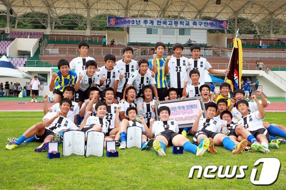 기념촬영하는 서울 언남고 선수들./사진제공=울진군© News1