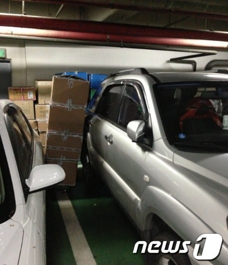 최근 세이브존 내 지하 3층에 주차했던 승용차에 주변 적재 물품이 기울어져 차량을 덮친 모습. © News1