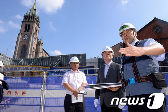 무소속 안철수 의원이 30일 오후 대우건설의 명동성당 증축현장에 방문해 관계자로 부터 공정율 및 공사 추진계획 등을 보고 받고 있다. 2013.8.30/뉴스1 © News1 이동원 기자