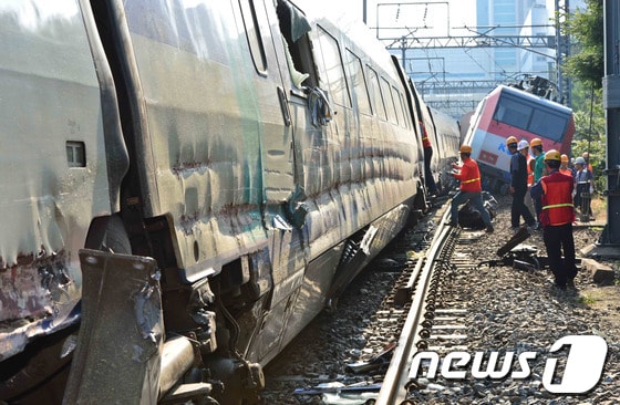 31일 오전 대구역에서 서울로 향하던 무궁화 열차와 KTX 열차가 추돌했다.코레일 관계자들이 사고후 탈선한 열차들을 수습 하고 있다.이 사고로 무궁화 열차 1량과 KTX 열차 1량이 탈선해 대구역을 지나는 상·하행선 경부선 열차 운행이 모두 중단됐다. 2013.8.31/뉴스1 © News1   최창호 기자