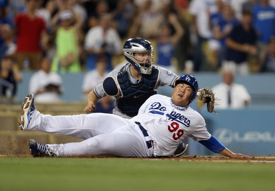 미국 메이저리그 로스앤젤레스 다저스의 류현진이 30일&#40;현지시간&#41; 다저스타디움에서 열린 샌디에이고 파드리스전 2회 말 2루타를 치고 나간 뒤 다음타자 푸이그의 좌전안타 때 홈으로 슬라이딩해 세이프되고 있다. 상대 포수는 닉 헌들리. 이날 선발 등판한 류현진은 6.1이닝 동안 8피안타 6탈삼진 1실점으로 호투하며 시즌 13승을 기록했다. 타석에서도 1타점 2루타를 터트리며 팀의 9-2 승리에 기여했다. © AFP=뉴스1 