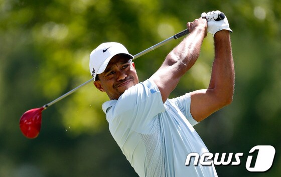 타이거 우즈가 9번 홀에서 드라이브샷을 날리고 있다. © AFP=News1   