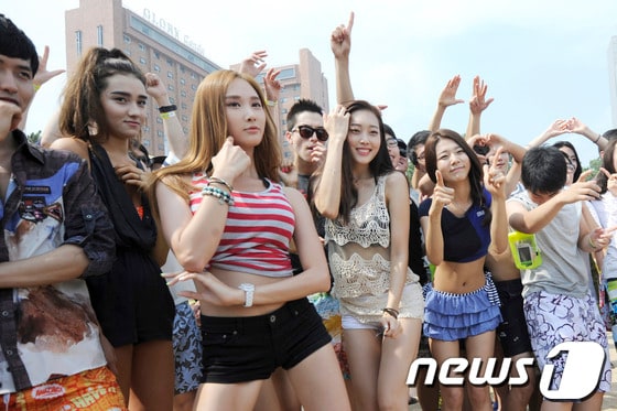 4일 부산 해운대해수욕장에서 열린 '비키니 페스티벌'에 참가한 슈퍼모델 예비진출자들이 수영복 차림으로 즐겁게 춤을 추고 있다. 2013.8.4/뉴스1 © News1   전혜원 기자