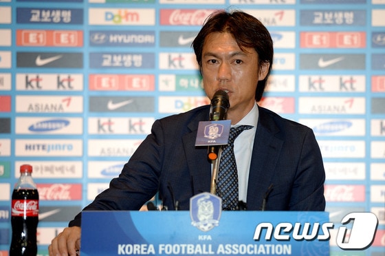 홍명보 축구대표팀 감독이 6일 오전 서울 종로구 신문로 대한축구협회에서 하나은행 초청 축구국가대표팀 친선경기 출전 명단을 발표하고 있다. 대표팀은 오는 14일 수원월드컵경기장에서 페루와 친선경기를 갖는다. 2013.8.6/뉴스1 © News1 박정호 기자