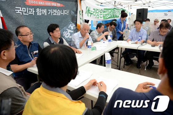 김한길 민주당 대표가 7일 오후 서울광장 앞 천막당사에서 열린 민주노총과의 간담회에서 인사말을 하고 있다. 2013.8.7/뉴스1 © News1 박정호 기자