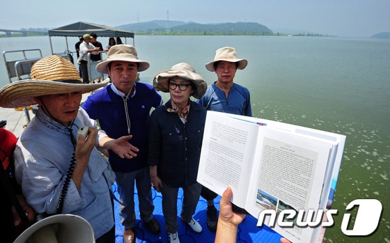 4대강 공사와 녹조발생의 연관관계를 밝히는 조사를 위해 지난 달 7일 오후 대구 달서구 강정고령보를 방문한 4대강 국민검증단과 민주당 이미경, 박수현 의원이 강정고령보에서 4대강 공사의 부당성에 대해 설명하고 있다. 2013.8.7./뉴스1 © News1 김영진 기자