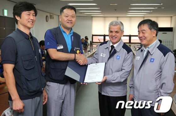 한국지엠, 2013년 임금협상 조인식(사진제공=한국지엠)© News1  