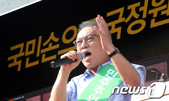 김한길 민주당 대표가 8일 오후 전북 전주 전북대학교 구정문 앞에서 열린 민주주의 회복과 국정원 개혁 촉구 전북 국민보고대회에서 규탄발언을 하고 있다. 2013.8.8/뉴스1 © News1 허경 기자