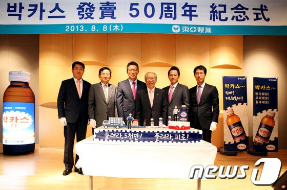 박카스 발매 50주년 기념식에서 (왼쪽부터) 용마로지스 박동환 사장, 동아에스티 김원배 부회장, 동아제약 신동욱 사장, 동아쏘시오홀딩스 강신호 회장, 강정석 사장, 이동훈 부사장이 기념 촬영을 하고 있다.(사진제공=동아제약) © News1  