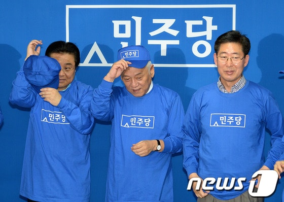 김한길 민주당 대표(가운데)와 전병헌 원내대표(왼쪽)가 1일 오전 서울 영등포구 여의도 대산빌딩에서 열린 민주당 새당사 입주식에서 새로운 티셔츠와 모자를 입고 있다. 2013.9.1/뉴스1 © News1 박세연 기자