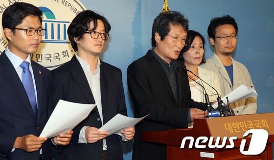 한국영화를 사랑하는 의원모임(회장 문성근, 대표의원 최민희)과 영화 '천안함 프로젝트' 관계자들이 10일 오전 서울 여의도 국회 정론관에서 기자회견을 열고 천안함 프로젝트 상영중단 사건 진상규명을 촉구하고 있다.지난 6일 다큐멘터리 영화 천안함 프로젝트를 상영하던 영화관인 메가박스는 보수단체의 영화 상영에 대한 항의와 시위를 벌이겠다는 협박을 이유로 개봉 이틀 만에 영화상영 중단을 배급사에 통보했다. 2013.9.10/뉴스1 © News1 허경 기자