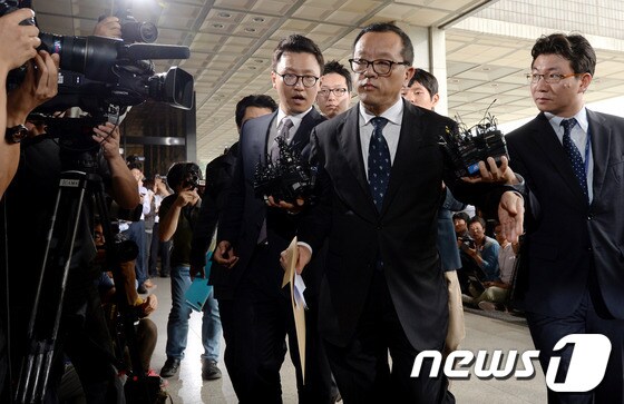 전두환 전 대통령의 장남 전재국 시공사 대표가 10일 오후 서초동 서울중앙지방검찰청에서 미납추징금 1672억원의 납부계획과 함께 대국민 사과문을 발표한 뒤 청사로 들어가고 있다. 2013.9.10/뉴스1 © News1 박정호 기자