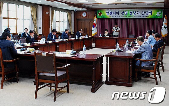 강원도의회 기획행정위원회와 알펜시아 비상대책위원회는 10일 '알펜시아 경영 정상화 방안 감담회'를 가졌다. 2013.09.10/뉴스1 © News1 황준 기자