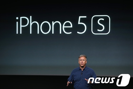 10일(현지시간) 미국 캘리포니아 쿠퍼티노 애플 캠퍼스에서 필 쉴러 부사장이 아이폰5S를 소개하고 있다.©AFP= News1