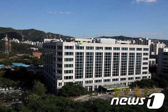 LH는 현재 본사로 사용하고 있는 경기 성남분당 소재의 오리사옥을 재감정평가를 통해 당초 4015억원에서 3525억원으로 조정해 재매각한다. 사진은 오리사옥 전경./사진제공=LHⓒ News1