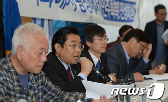 민주당 전병헌 원내대표가 11일 오전 서울광장 천막당사에서 열린 최고위원회의에서 모두발언 하고 있다. 2013.9.11/뉴스1 © News1 양동욱 기자