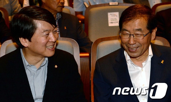 무소속 안철수 의원과 박원순 서울시장이 11일 오전 서울 노원구 상계동 노원어울림극장에서 열린 &#39;현장 시장실-지역주민과의 지역현안 정책토론회&#39;에서 만나 환하게 웃으며 인사를 나누고 있다. 2013.9.11/뉴스1 © News1   박정호 기자