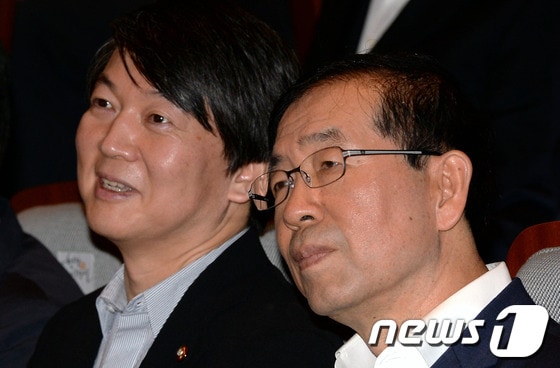 무소속 안철수 의원과 박원순 서울시장이 11일 오전 서울 노원구 상계동 노원어울림극장에서 열린 '현장 시장실-지역주민과의 지역현안 정책토론회'에서 김성환 노원구청장의 인사말을 경청하고 있다. 2013.9.11/뉴스1 © News1 박정호 기자