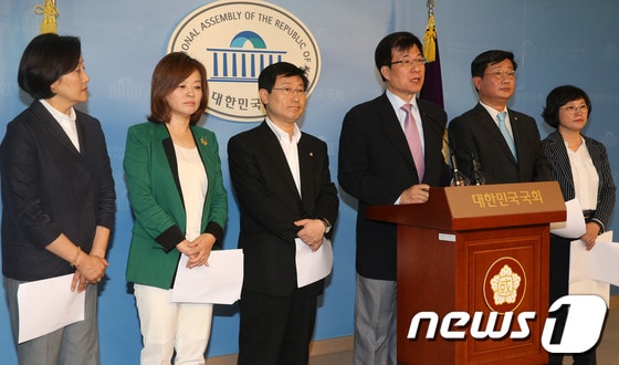 박영선 법사위원장을 비롯한 국정원 국조특위 민주당 의원들이 11일 오후 서울 여의도 정론관에서 기자회견을 열고 대선개입과 관련 