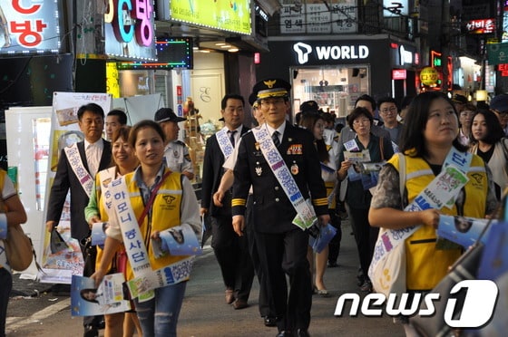 백승엽 충남지방경찰청장과 천안지역 외국인치안봉사단이 범죄예방 캠페인을 벌이고 있다. © News1 