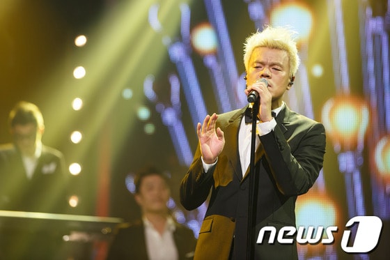 가수 박진영이 12일 오후 서울 상암동 CJ E&M 센터에서 열린 엠넷(Mnet)의 '엠카운트다운'(M Countdown)에서 컴백무대를 갖고 있다. 2013.9.12 스타뉴스/뉴스1 © News1   