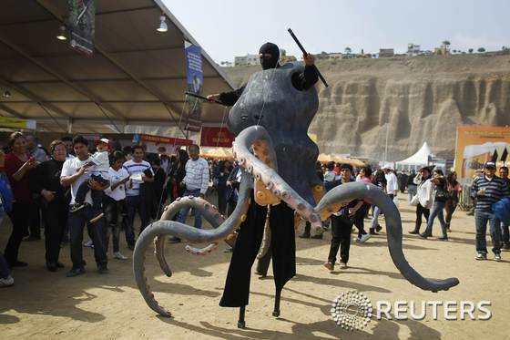 12일(현지시간) 페루 수도 리마에서 열린 미스투라 미식 축제에 문어 복장을 한 댄서가 퍼포먼스를 벌이고 있다. 페루 음식을 홍보하기 위한 이 축제엔 국내외 요리사들이 참가하고 있으며, 15일까지 계속된다. 이 행사는 농민, 피스코(페루산 브랜디) 생산자, 제빵업자, 요리사, 제과점, 요리스쿨, 음식 소매업자, 음식관련산업 같은 미식 체인에서 일하는 여러 실무자들을 끌어모은다. © 로이터=뉴스1  