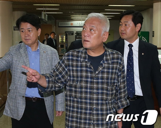 김한길 민주당 대표가 13일 서울 서초구 서울고등법원에서 열릴 선친 김철 전 통일사회당 당수의 '긴급조치 9호 위반' 재심 재판에 참석하기 위해 법정으로 향하고 있다. 김 대표의 선친인 김철 전 당수는 1975년 반공법 위반 혐의로 대구지법에 구속기소됐던 통일사회당 중앙상임위원 박모씨 사건의 공소장 사본 등을 언론에 배포했다는 이유로 서울고등법원에서 긴급조치 9호 위반 혐의로 징역 2년, 자격정지 2년을 선고받았다. 2013.9.13/뉴스1 © News1 송원영 기자