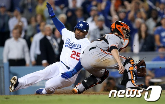칼 크로포드(LA 다저스)가 13일 샌프란시스코전에서 홈으로 쇄도 하고 있다. © AFP=News1