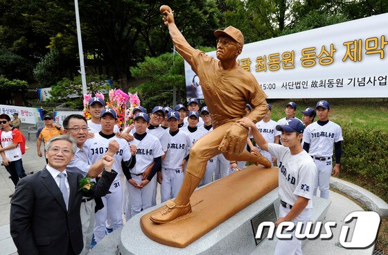 14일 오후 부산 사직야구장 앞 광장에서 열린 &#39;고&#40;故&#41; 최동원 선수의 기념동상 제막식&#39;에서 경남고 야구부가 참석해 기념사진을 찍고 있다. 2013.9.14/뉴스1 © News1 전혜원 기자