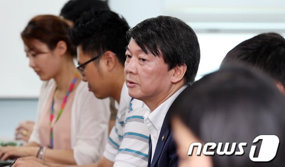 안철수 무소속 의원이 15일 오후 서울 여의도 국회 의원회관에서 정치입문 1주년(19일)을 맞아 가진 기자간담회에서 채동욱 검찰총장과 국정원 개혁 등 현안에 대한 입장을 말하고 있다. 2013.9.15/뉴스1 © News1 허경 기자