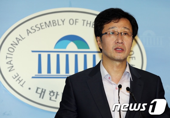 천호선 정의당 대표가 15일 오후 서울 여의도 국회 정론관에서 3자회담 관련 기자회견을 하고 있다. 2013.9.15/뉴스1 © News1   허경 기자