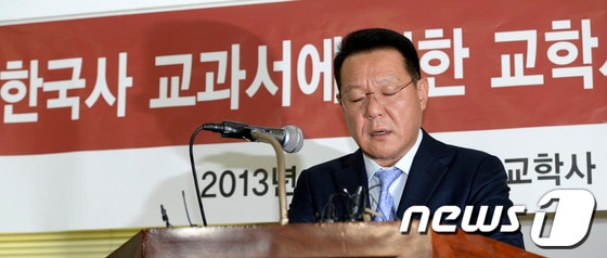 양진오 교학사 대표이사가 16일 오후 서울 마포구 공덕동 교학사 본사 회의실에서 자사 한국사 교과서에 대한 입장을 발표하고 있다.이날 교학사는 기자회견을 통해 최근 ‘우편향’ 및 사실관계 오류 등 논란이 되고 있는 자사 한국사 교과서 출간을 자진 포기하지 않겠다고 밝혔다. 2013.9.16/뉴스1 © News1   박지혜 기자