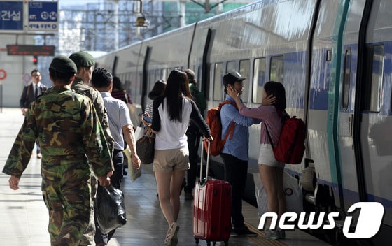 추석 연휴를 이틀 앞둔 16일 오후 서울역에서 한 연인이 헤어짐을 아쉬워하고 있다. 2013.9.16/뉴스1 © News1   안은나 기자