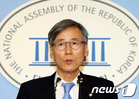 여상규 새누리당 비서실장이 16일 오후 서울 여의도 국회 정론관에서 3자회담 결과를 발표하고 있다. 2013.9.16/뉴스1 © News1 허경 기자