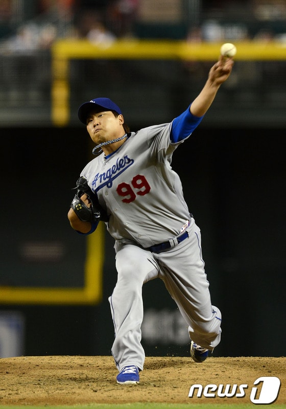 LA다저스의 류현진이 17일 애리조나와의 원정경기에 선발등판해 투구하고 있다. © AFP=News1