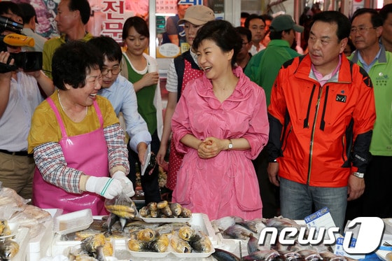 추석을 앞두고 민생현장 방문에 나선 박근혜 대통령이 17일 오전 용인시 처인구 중앙시장 생선가게에서 제수용 생선을 구매하며 상인과 대화를 나누고 있다.(청와대 제공) 2013.9.17/뉴스1 © News1 박철중 기자