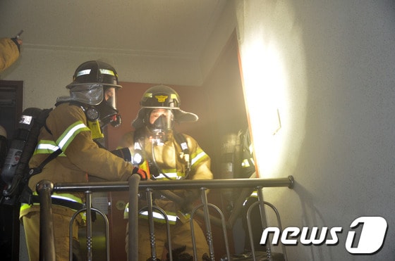 지난 17일 저녁 10시40분경 강남구 삼성동 한 모텔에서 화재가 발생 해 강남소방서 소방대원들이 진화작업을 벌이고 있다.이 불은 모텔 피트 내에서 미상에 원인에 의해 착화 발화된 화재로 피트 내부 PVC배관이 소실되면서 피트내부로 지나가는 고압전선이 화염에 의해 피복이 소실되면서 합선으로 폭발음이 발생했다.인명피해 등은 발생하지 않았으며, 소방서 추산 약350만원의 재산피해가 발생했다. (강남소방서 제공) 2013.9.18/뉴스1 © News1 