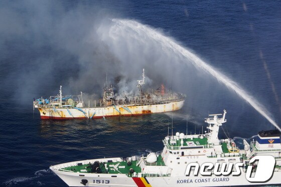 18일 오전 7시25분께 독도 남동쪽 해상 어선에 화재가 발생해 인근에 있던 상선과 경비함정의 구조로 승선원 37명 전원 구조됐다. 화재가 난 선박의 화재를 진압하고 있다. (사진제공=동해해경)2013.9.18/뉴스1 © News1  