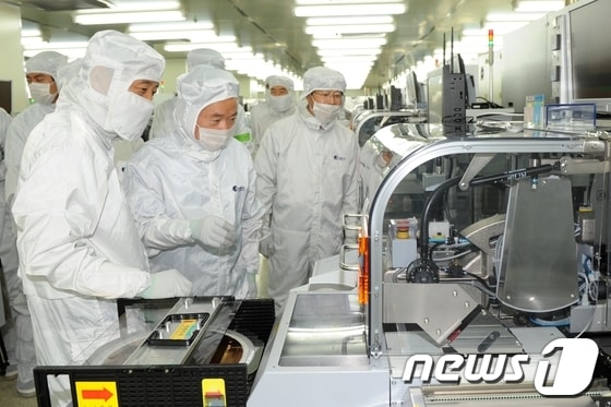 강운태 광주시장은 19일 추석연휴에도 정상가동하고 있는 앰코테크놀로지코리아(주) 광주공장을 방문해 근로자를 격려했다. / 사진제공=광주시© News1 