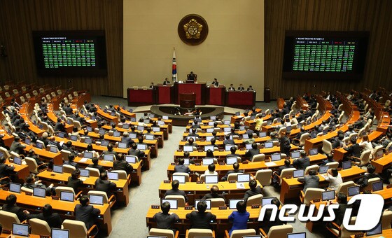 2일 오후 국회에서 열린 본회의에서 여야 의원들이 정기국회 회기 결정의 건을 표결 처리하고 있다. 국회는 이날 정기국회 개회식 직후 여야 합의로 원포인트 본회의를 열어 이 의원에 대한 체포동의안 처리에 착수했다. 2013.9.2/뉴스1 © News1 송원영 기자