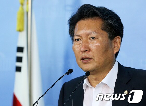 정청래 민주당 정보위 간사가 2일 국회 정론관에서 이석기 의원 '내란음모' 수사와 관련, 국회 정보위원회 전체회의 개최를 촉구하고 있다. 2013.9.2/뉴스1 © News1   오대일 기자